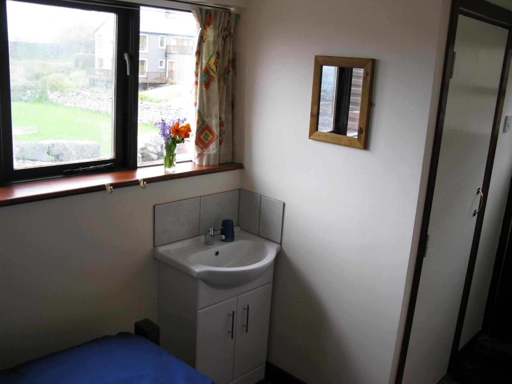 Aille River Tourist Hostel And Camping Doolin Szoba fotó