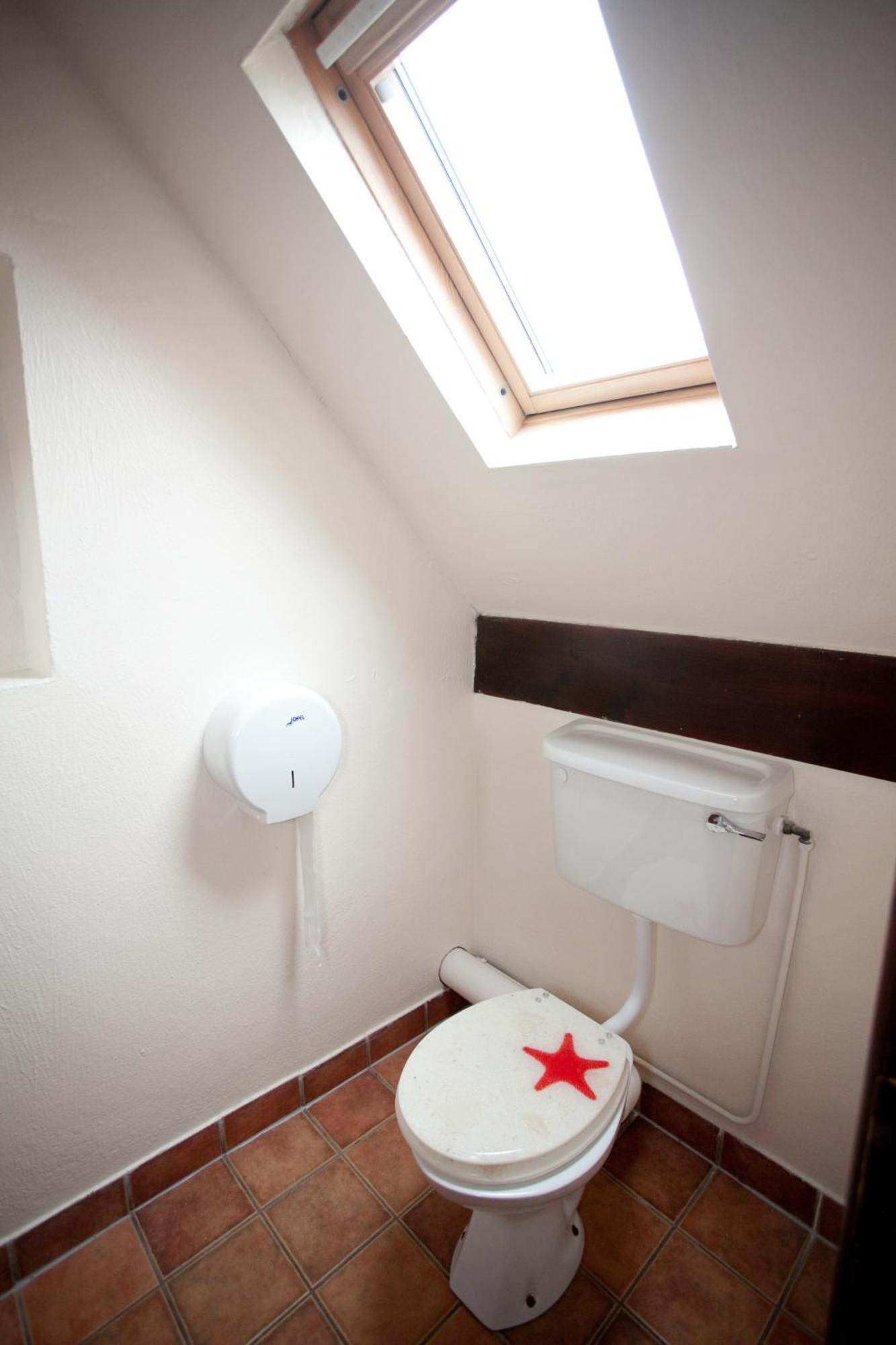 Aille River Tourist Hostel And Camping Doolin Szoba fotó